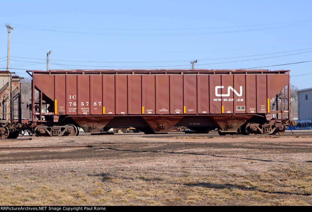 IC 765787, 3-bay covered hopper car at the CN-IC Yard 